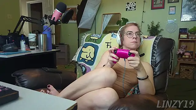 Snapshot of Linzy_19 chatting on March 1, 2025, 9:37 pm Linzy 19 online show from March 1, 2025, 9:37 pm