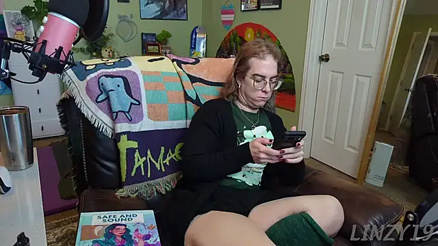 Snapshot of Linzy_19 chatting on March 12, 2025, 2:12 pm Linzy 19 online show from March 12, 2025, 2:12 pm