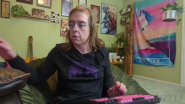 Snapshot of Linzy_19 chatting on November 10, 2025, 5:28 am Linzy 19 online show from November 10, 2025, 5:28 am