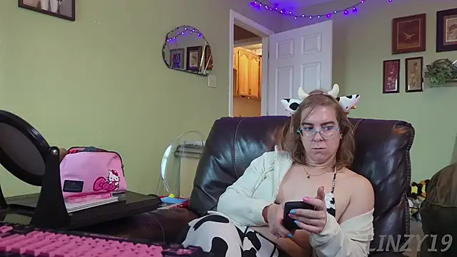 Linzy 19 online show from November 19, 2025, 3:45 pm