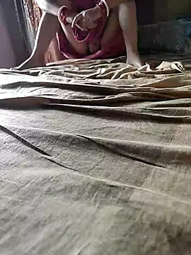 COUPLLE VILLAGE online show from September 17, 2025, 9:55 am