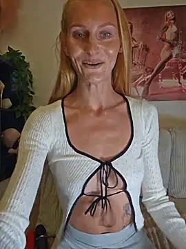 LessiaMia online show from May 18, 2026, 7:41 pm