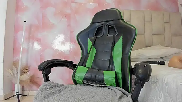 aida rose  online show from November 21, 2025, 5:33 pm