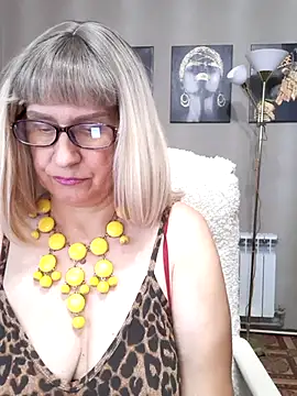 Snapshot of koroleva70 chatting on September 23, 2025, 10:18 am koroleva70 online show from September 23, 2025, 10:18 am