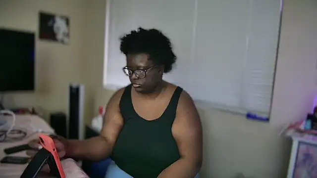 Snapshot of Yagurl__west chatting on February 12, 2025, 12:58 am Yagurl west online show from February 12, 2025, 12:58 am