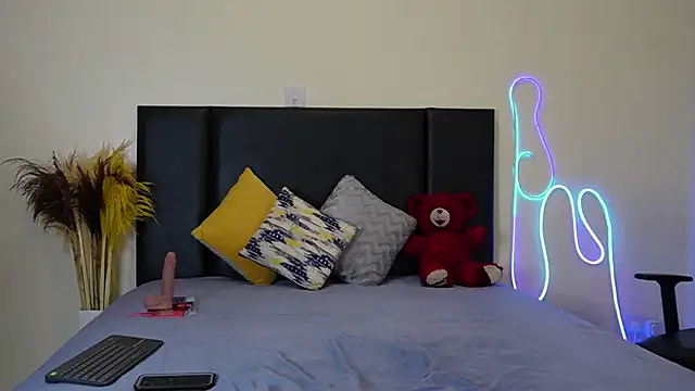 Snapshot of RosesRRed chatting on December 15, 2024, 1:02 am RosesRRed online show from December 15, 2024, 1:02 am