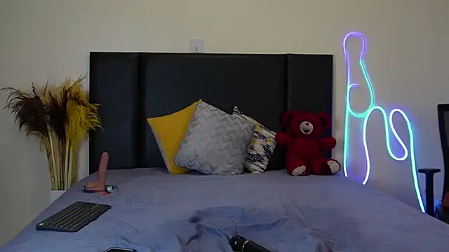 Snapshot of RosesRRed chatting on December 16, 2024, 2:36 am RosesRRed online show from December 16, 2024, 2:36 am