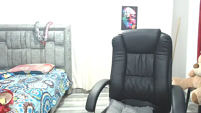 LAURA CRAIZY online show from November 12, 2025, 3:18 am