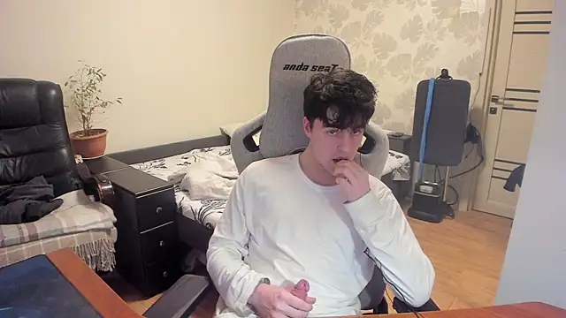 Snapshot of Knuckles17 chatting on December 19, 2025, 12:34 pm Knuckles17 online show from December 19, 2025, 12:34 pm