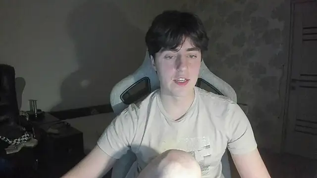 Snapshot of Knuckles17 chatting on April 7, 2026, 6:19 pm Knuckles17 online show from April 7, 2026, 6:19 pm