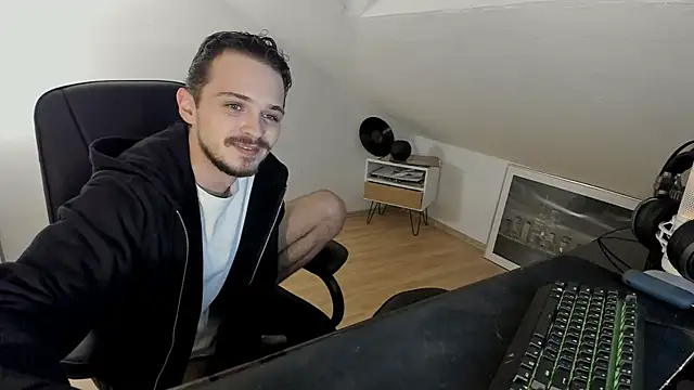 naked psy online show from October 22, 2025, 11:15 pm