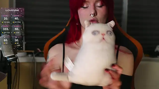 BlueCherryy online show from November 11, 2025, 7:03 pm