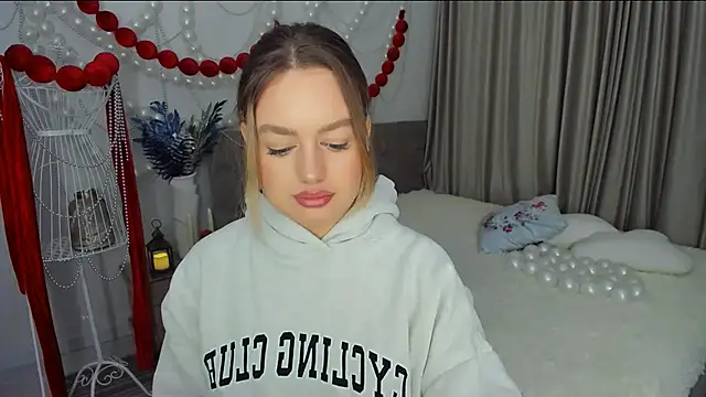 MiracleCurly online show from December 22, 2025, 4:04 pm