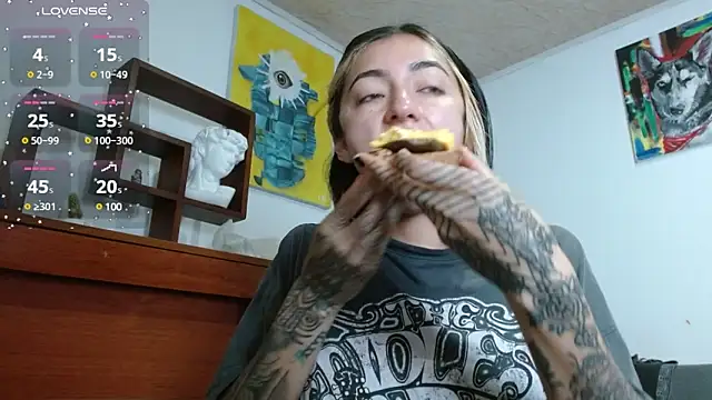 ZoeBakers  online show from March 19, 2025, 3:19 pm