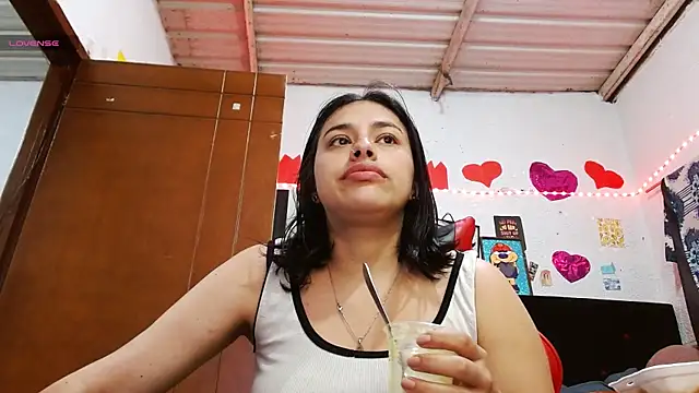 Saray extrovert  online show from April 16, 2026, 4:24 am