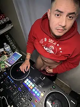 Snapshot of PeterGrandee chatting on December 24, 2024, 10:17 pm PeterGrandee online show from December 24, 2024, 10:17 pm