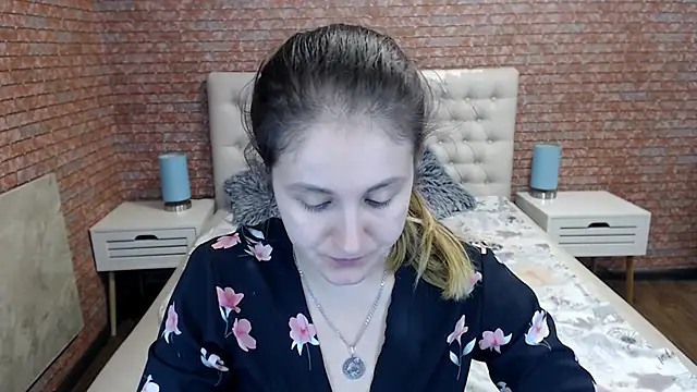 Holliy Cooper online show from September 10, 2025, 7:41 am