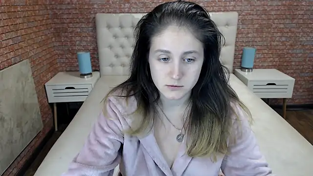 Holliy Cooper online show from September 30, 2025, 11:04 am