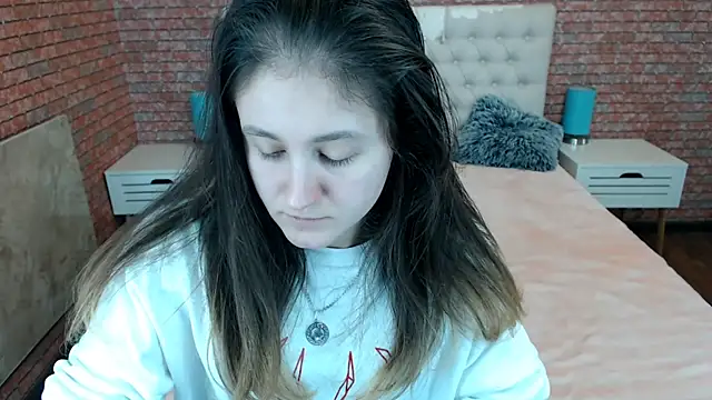 Holliy Cooper online show from November 18, 2025, 10:09 am