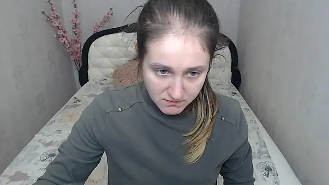 Holliy Cooper online show from April 23, 2026, 8:13 am