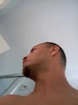 emrehliug12 online show from February 12, 2026, 7:31 pm