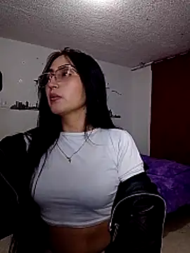 Tiffani Williams online show from May 7, 2026, 1:00 am