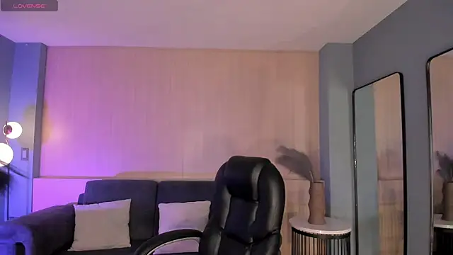 LizzHamilton   online show from September 19, 2025, 12:50 pm