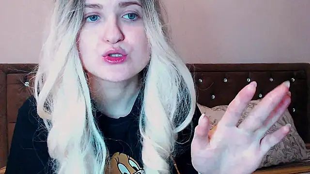 Snapshot of Sara4uu chatting on February 8, 2025, 11:55 pm Sara4uu online show from February 8, 2025, 11:55 pm